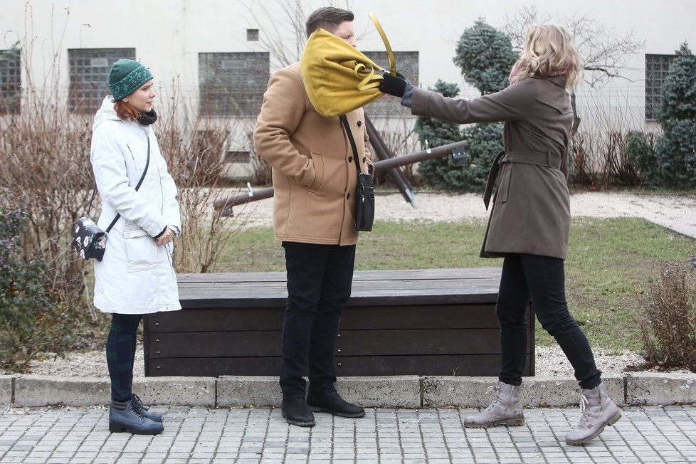 Zatímco kaskadér mu dával rány jenom rukou, Kulovaná Novotného sestřelila.