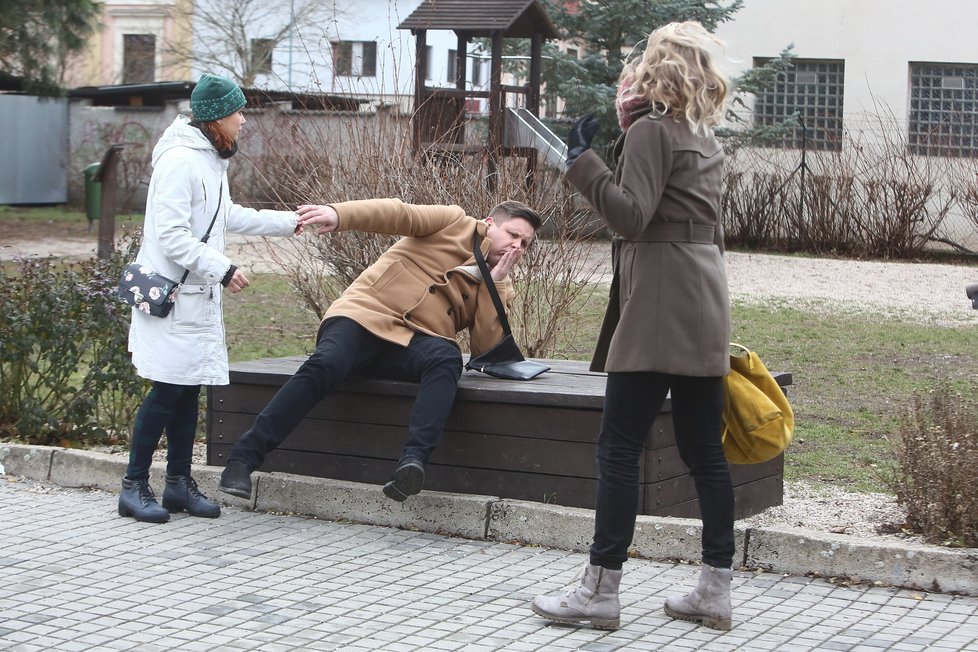 Zatímco kaskadér mu dával rány jenom rukou, Kulovaná Novotného sestřelila.