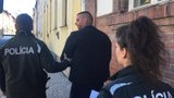 Sekuriťák Michal vyhrožoval matce svých dcer, že ji polije kyselinou a zabije ji. Kvůli rozchodu?