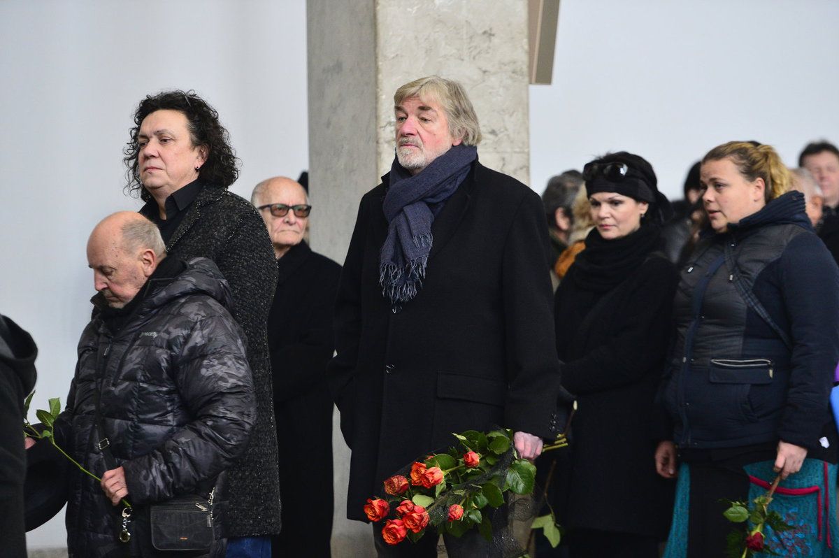 Richard Genzer, Vladimír Kratina, Simona Postlerová a Lucie Polišenská na pohřbu Michala Pavlaty.