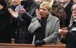 Jaroslava Obermaierová na pohřbu Michala Pavlaty. Jaroslava Obermaierová na pohřbu Michala Pavlaty.