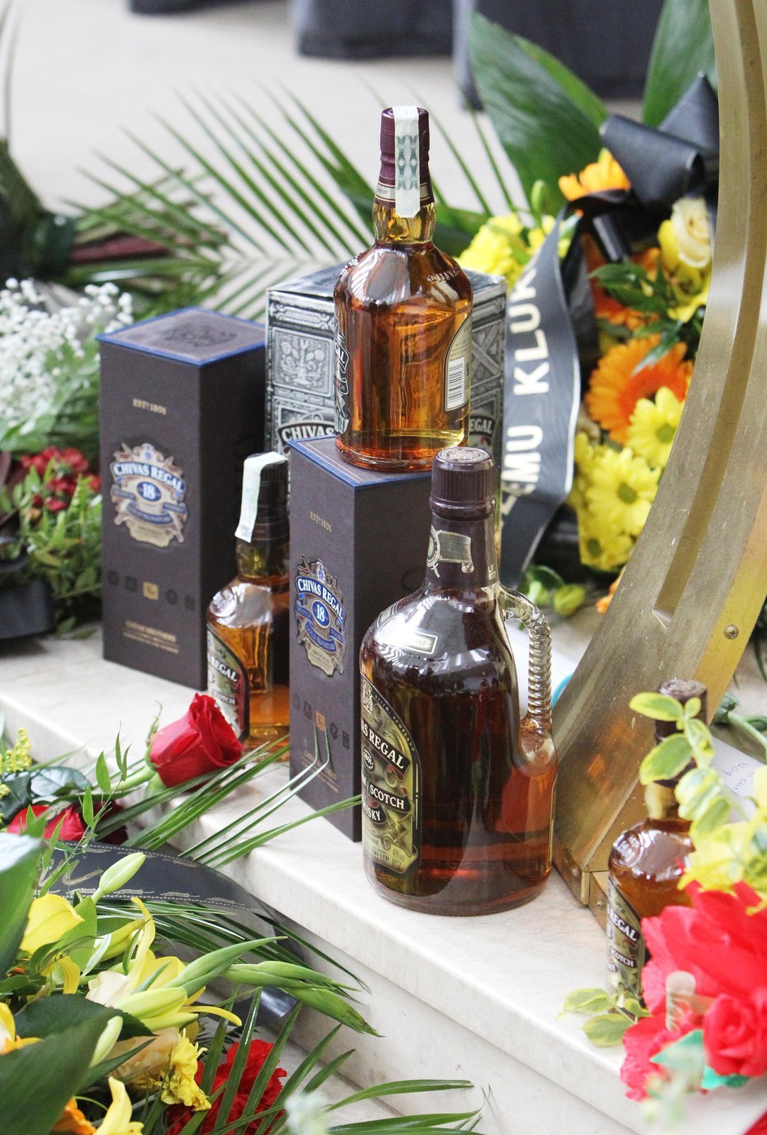 K rakvi přinesli Peškovi přátelé i několik láhví whisky Chivas.