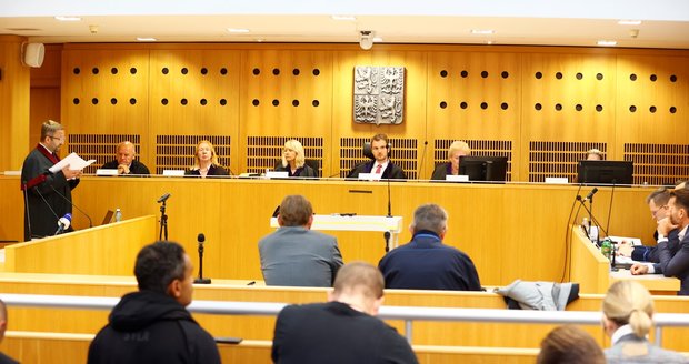 Korupce v DPP: Soud rozplétá kauzu Dozimetr! Nervózní Hlubuček, vysmátý Redl