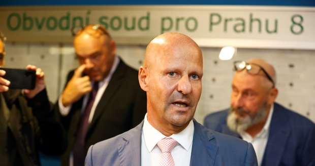 Korupce v DPP: Soud rozplétá kauzu Dozimetr! Nervózní Hlubuček, vysmátý Redl