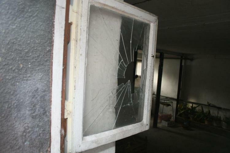 Tímto oknem se Semanský dostal do dobu seniorky, kterou po okradení zavřel do skříně. 