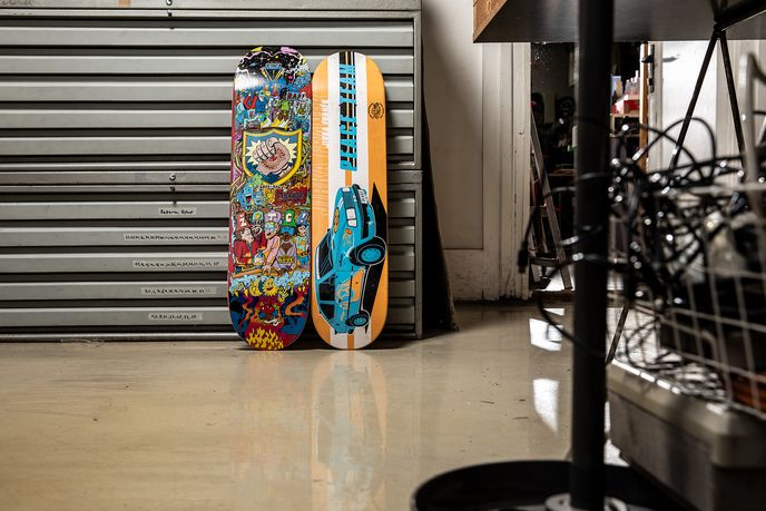Skateboarding is not a crime! „Tahle dvě prkna jsem designoval v obrovském časovém rozmezí: jedno asi před dvaceti lety pro českobudějovickou firmu Peace Skateboards a druhé nedávno pro žateckou akci Underwall.“ Skateboarding is not a crime! „Tahle dvě prkna jsem designoval v obrovském časovém rozmezí: jedno asi před dvaceti lety pro českobudějovickou firmu Peace Skateboards a druhé nedávno pro žateckou akci Underwall.“