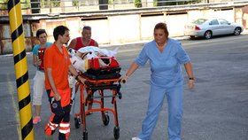 Převoz zraněného Michala do nemocnice v Kramárech