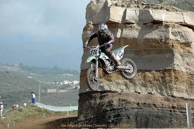 Ve španělském Tenerife na závodě Elite MX1. Podobný skok se mustal i osudným, když mu vypnul motor a motorka ho udeřila do hlavy. Ve španělském Tenerife na závodě Elite MX1. Podobný skok se mustal i osudným, když mu vypnul motor a motorka ho udeřila do hlavy.