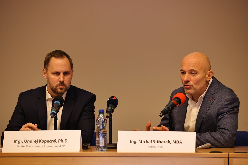 Šéf IKEMu Michal Stiborek (vpravo) podal rezignaci