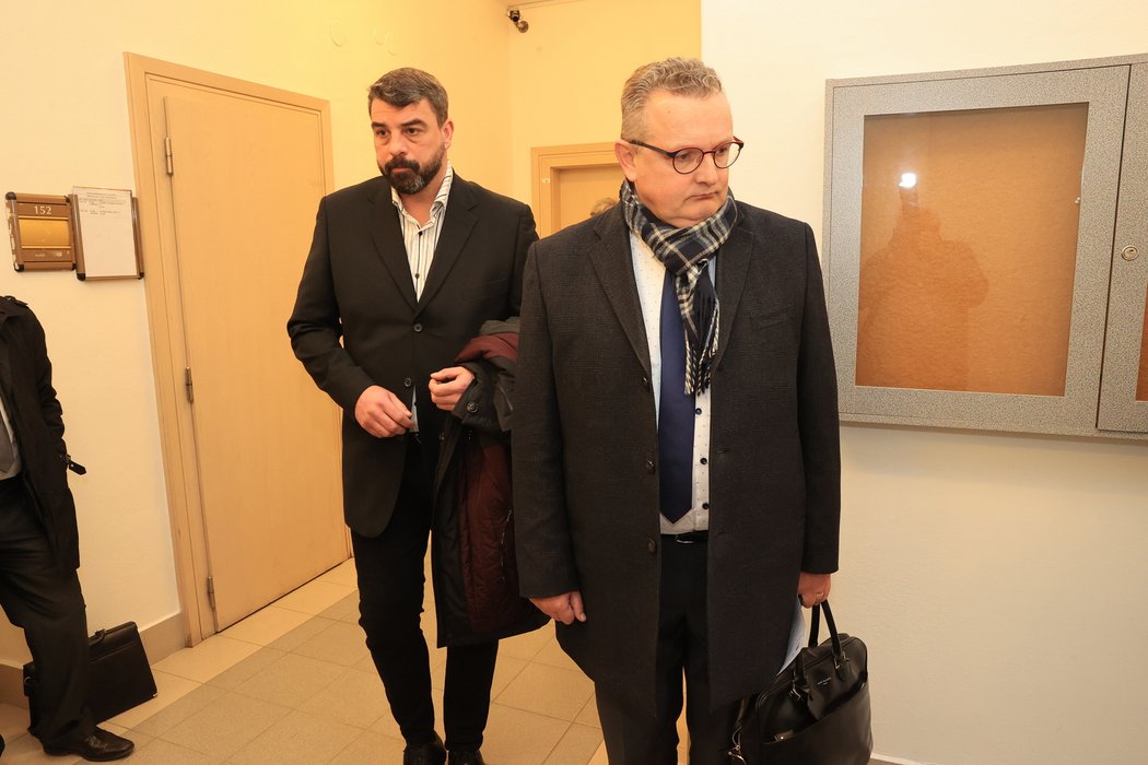 Michal Sýkora (vlevo) dorazil k soudu