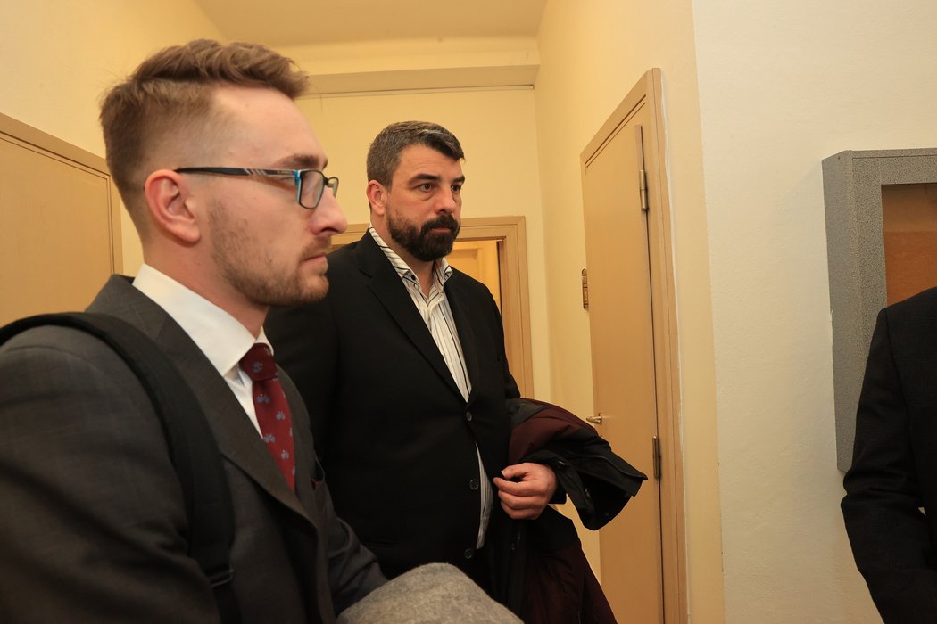 Michal Sýkora (vpravo) dorazil k soudu