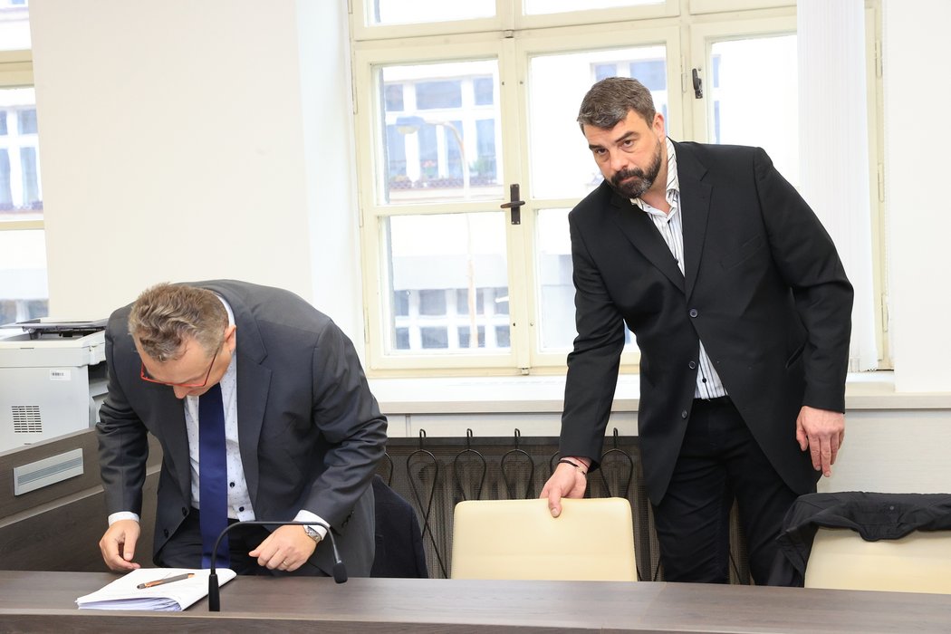 Michal Sýkora (vpravo) dorazil k soudu