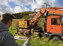 Papírový autojeřáb je vyšperkovaný do nejmenších detailů. Na první pohled si člověk téměř nevšimne, že jej Traj třímá před skutečným.