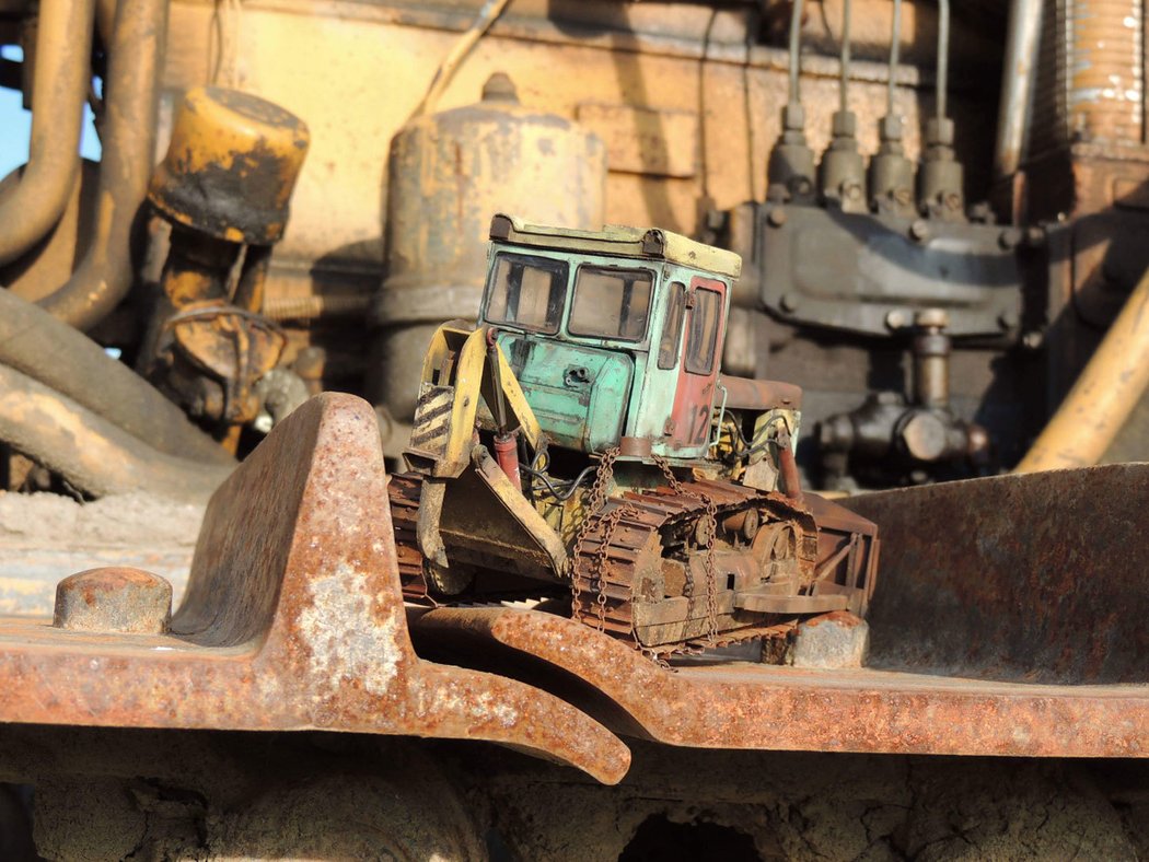 Papírový dozer posadil třiadvacetiletý muž na skutečný stroj, jenž mu sloužil jako předloha