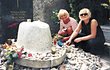 Manželka a dcera Michala Tučného u jeho hrobu Manželka a dcera Michala Tučného u jeho hrobu