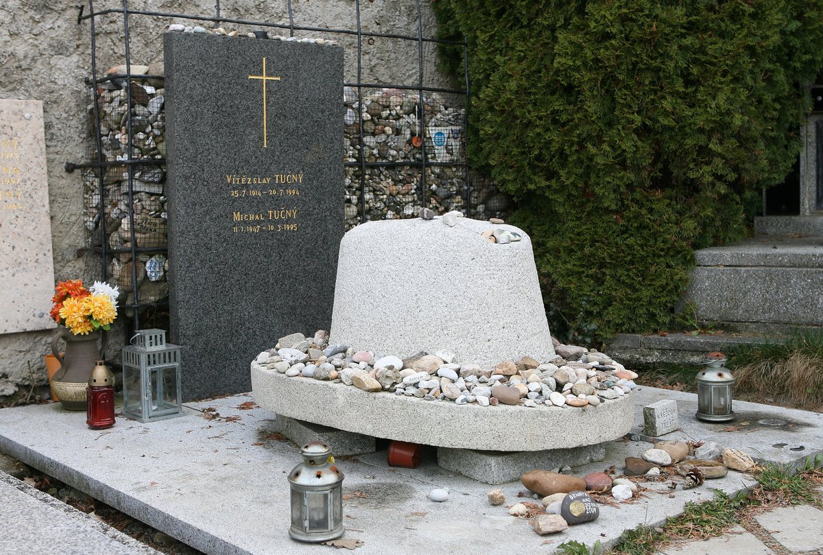 Hrob Michala Tučného v Hošticích u Volyně
