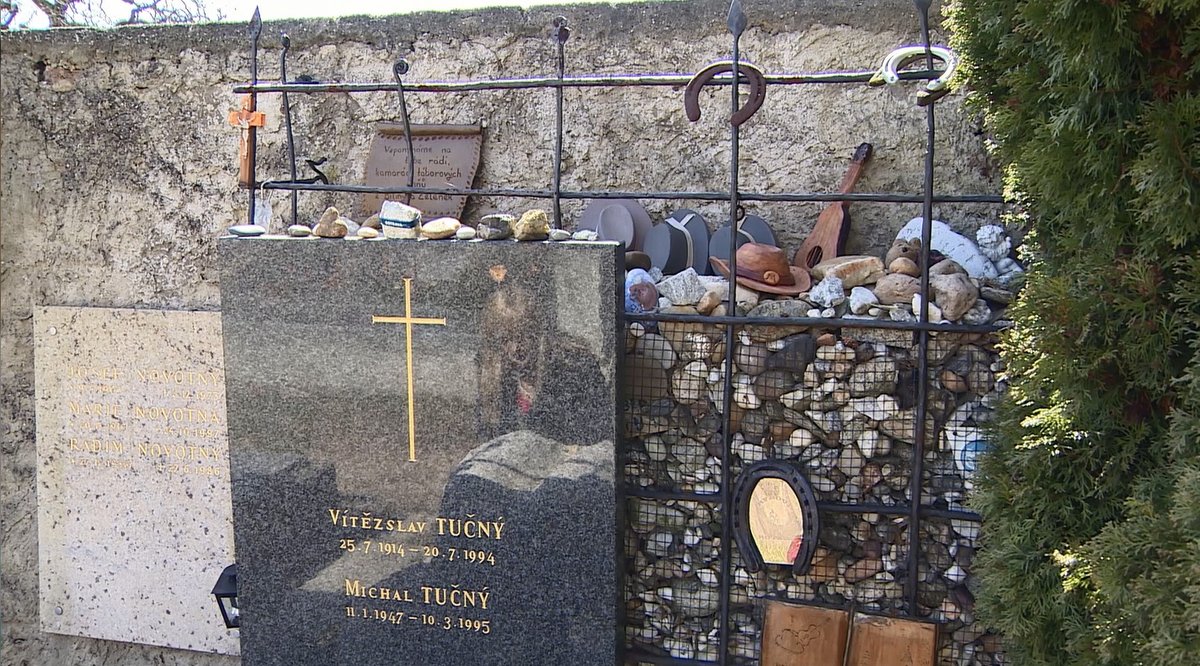 Všechny kamínky od fanoušků jsou stále u hrobu Tučného i  malými kloboučky a podkovami.