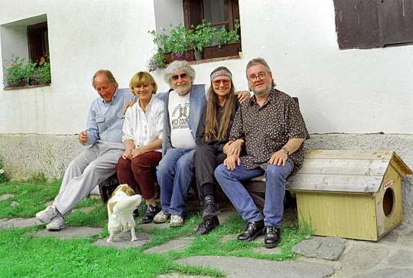 Foto z dob, kdy v něm Michal Tučný (vpravo) se svou ženou Martou (druhá zleva) bydleli a pobývali s přáteli.