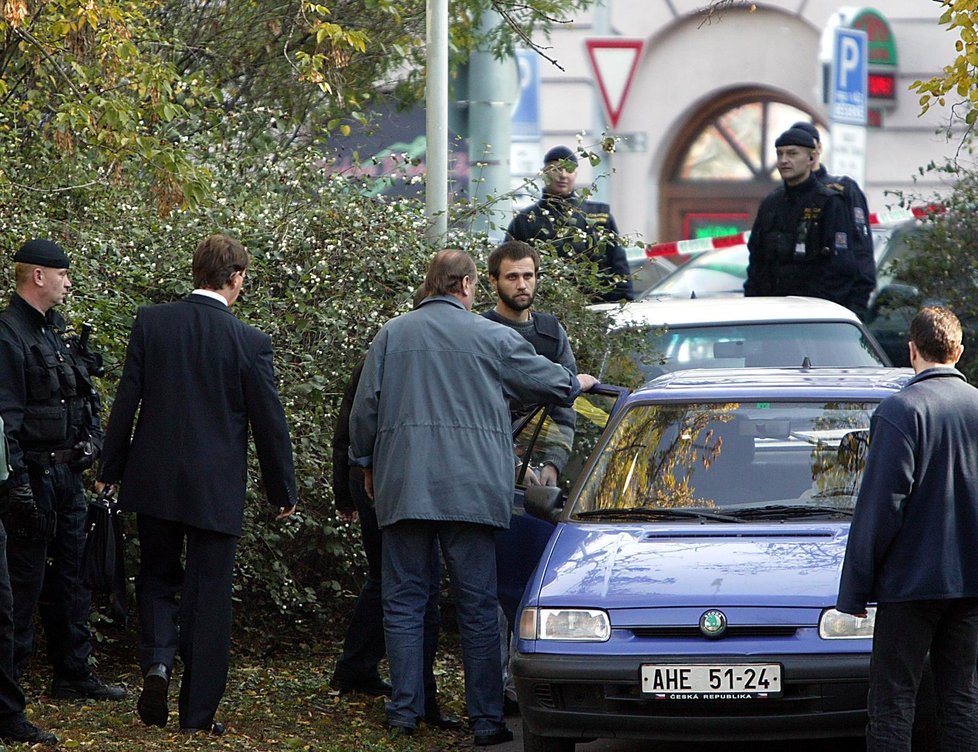 Policejní rekonstrukce vraždy Michala Velíška, kterou má na svědomí David Lubina. K činu došlo v Praze na Karlově náměstí. (27. října 2005)