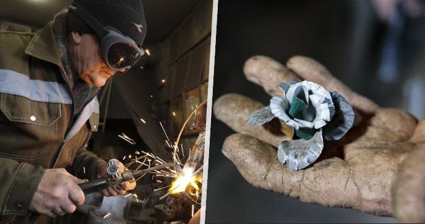 Romantický kovář na Donbase: Ze zbraní vyrábí květiny na památku války
