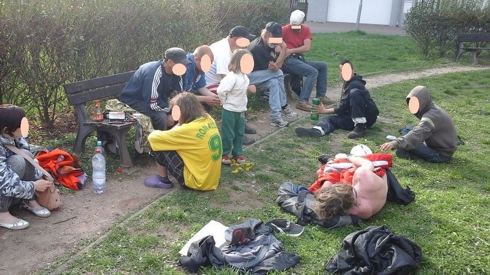 Fotografie, která zachycuje Michalku mezi partou opilých bezdomovců.