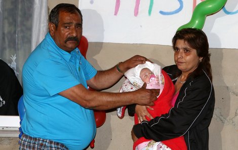 Dojatí babička s dědou na malou chvíli ukázali miminko, které se po únosu vrátilo domů.