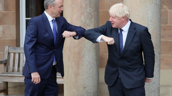 Britský ministerský předseda Boris Johnson a severoirský premiér Micheal Martin se na veřejnosti vítají pozdravem lokty. Jejich vztahy ale mají k ideálu daleko