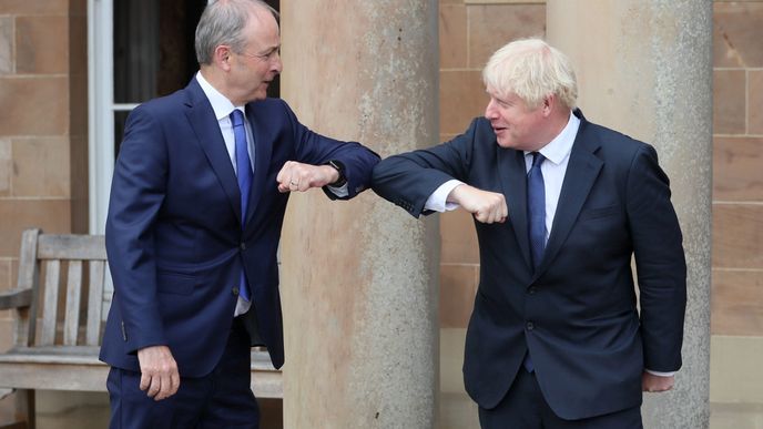 Britský ministerský předseda Boris Johnson a severoirský premiér Micheal Martin se na veřejnosti vítají pozdravem lokty. Jejich vztahy ale mají k ideálu daleko Britský ministerský předseda Boris Johnson a severoirský premiér Micheal Martin se na veřejnosti vítají pozdravem lokty. Jejich vztahy ale mají k ideálu daleko
