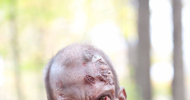 Herec Michael Mundy v seriálu The Walking Dead jako zombie