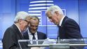 Hlavní vyjednavač EU pro brexit Michel Barnier s Junckerem a Tuskem