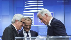 Hlavní vyjednavač EU pro brexit Michel Barnier s Junckerem a Tuskem