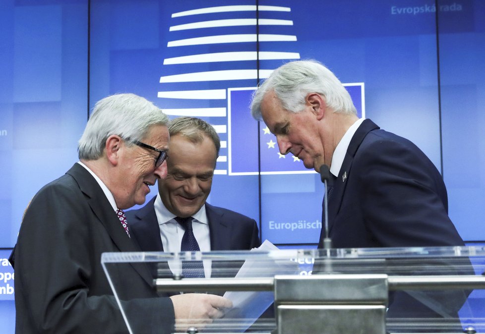 Hlavní vyjednavač EU pro brexit Michel Barnier s Junckerem a Tuskem