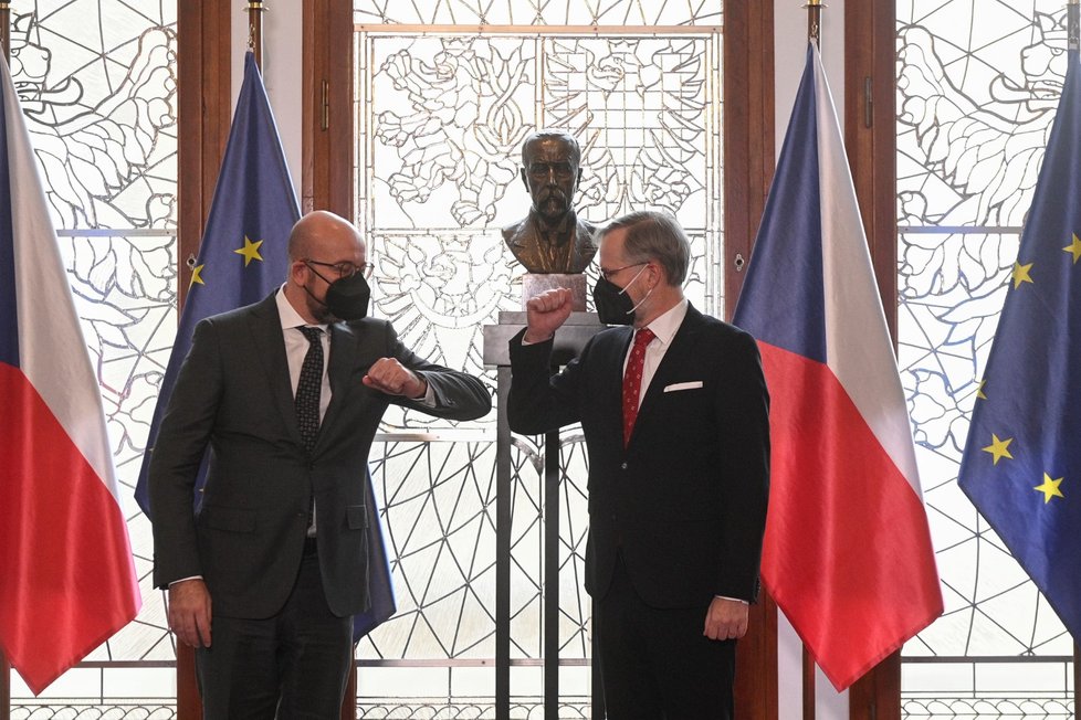 Předseda vlády Petr Fiala (vpravo) přijal 13. ledna 2022 v Praze předsedu Evropské rady Charlese Michela