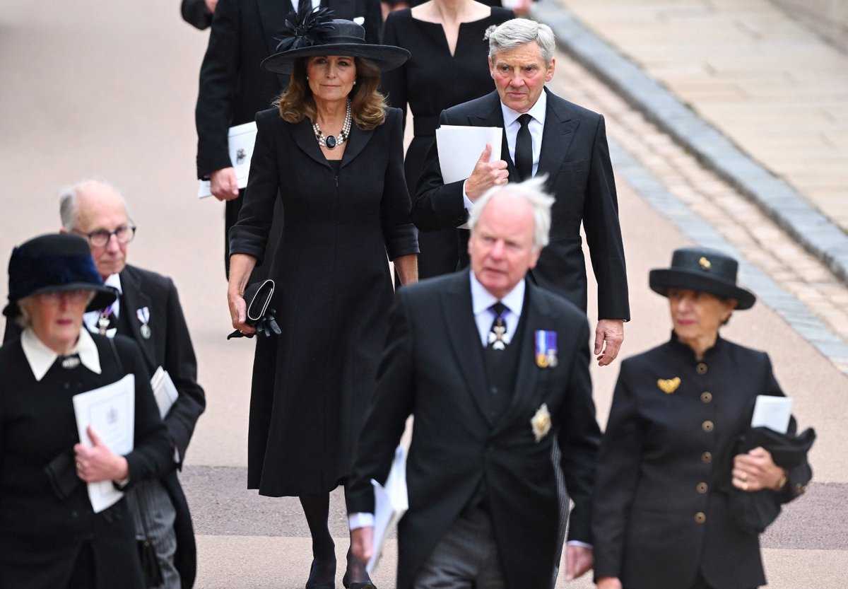 S královnou se přišli rozloučit i rodiče Kate Middletonové