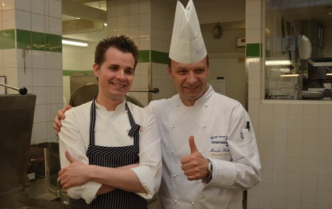 Nejmladší držitel michelinské hvězdy, kuchař Michaël Nizzero (31, vlevo) s šéfkuchařem brněnského hotelu International Miroslavem Husákem.