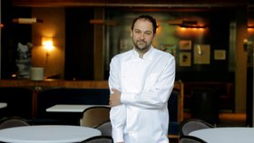 Na snímKoronavirus v New yorku: Michelinská restaurace Eleven Madison Park vaří těm nejchudším. ku šéfkuchař Daniel Humm ve svém prázdném podniku