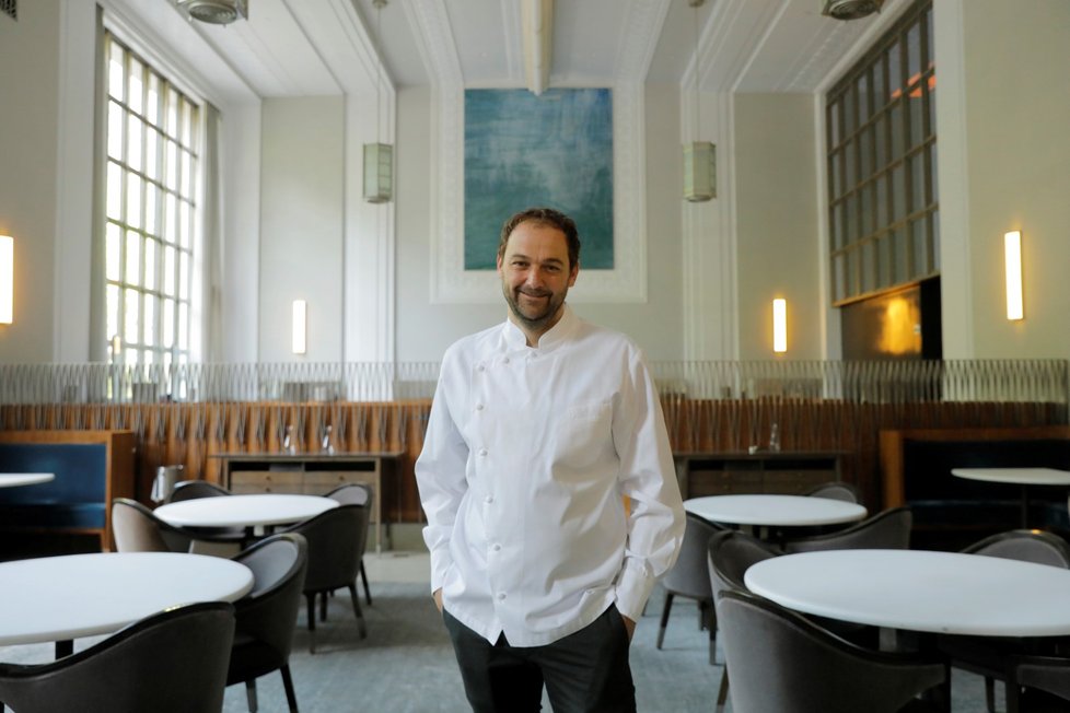 Koronavirus v New Yorku: Michelinská restaurace Eleven Madison Park vaří těm nejchudším. Na snímku šéfkuchař Daniel Humm ve svém prázdném podniku.