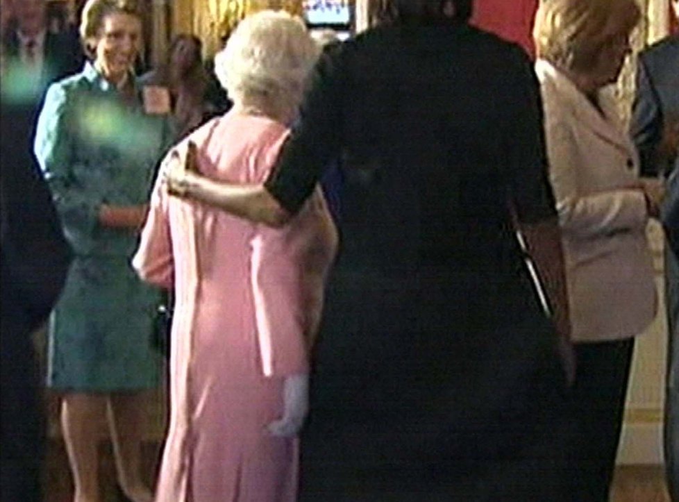 Michelle v roce 2009 vzala královnu okolo ramen.