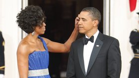 Láskyplná manželka Michelle Obama se o svého chotě dokáže postarat