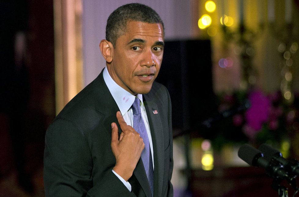 Prezident Obama ukazuje otisk rtěnky na svém límečku