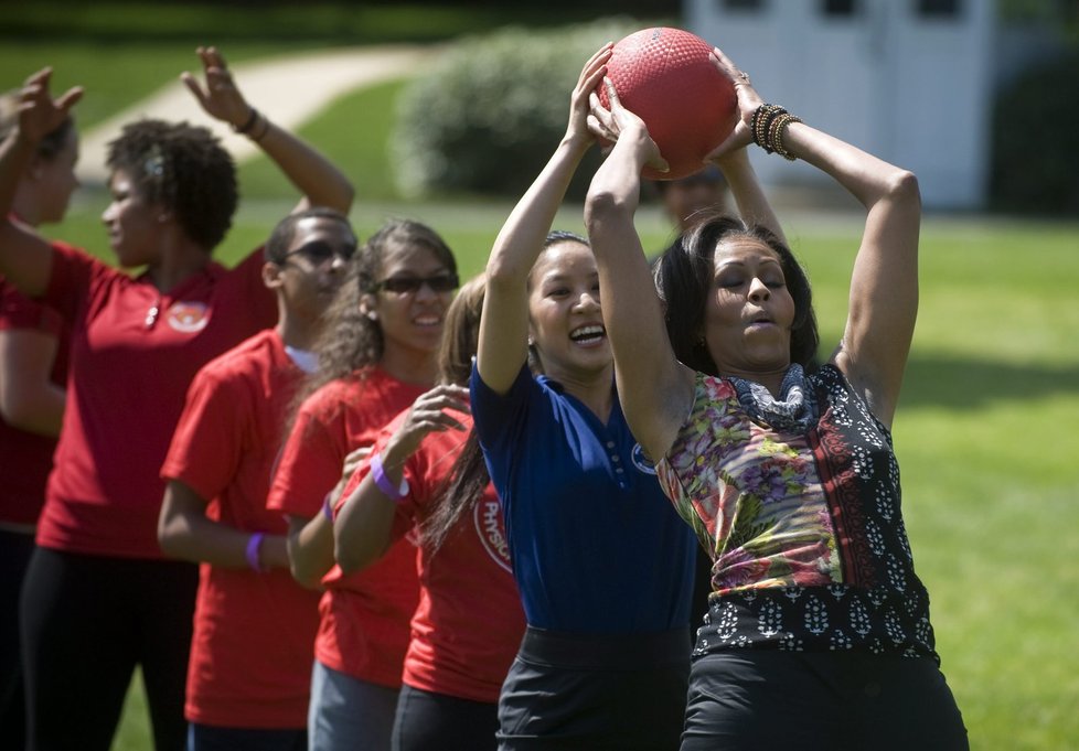 První dáma Michelle Obamová v pondělí cvičila na jižním trávníku Bílého domu ve Washingtonu v průběhu akce na podporu tělesné zdatnosti u rodin vojáků.