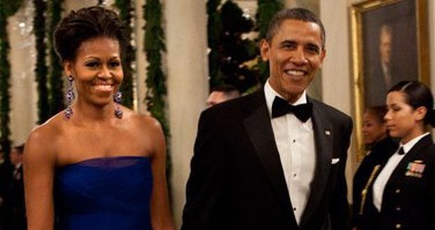 Je Michelle Obama opravdu nejlépe oblékanou dámou na Ameriky? Módní hvězdou gala večerů? Její kobaltová róba splňuje standard na první dámu Států kladený. Se všemi drobnými nedostatky ve stylingu. Nic víc.