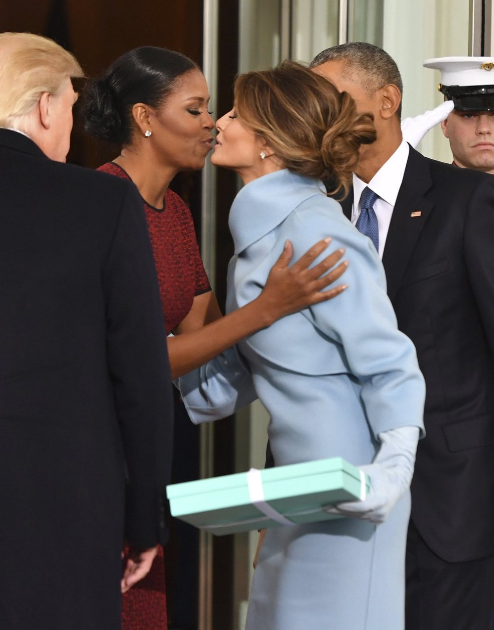 Michelle Obamová se přivítala s Melanií Trumpovou.