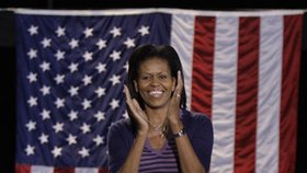 Michelle Obamová a vlajka Spojených - na toto spojení si svět rychle zvykl!