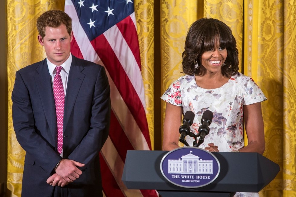 Leda že by ho Michelle nepustila k mikrofonu.