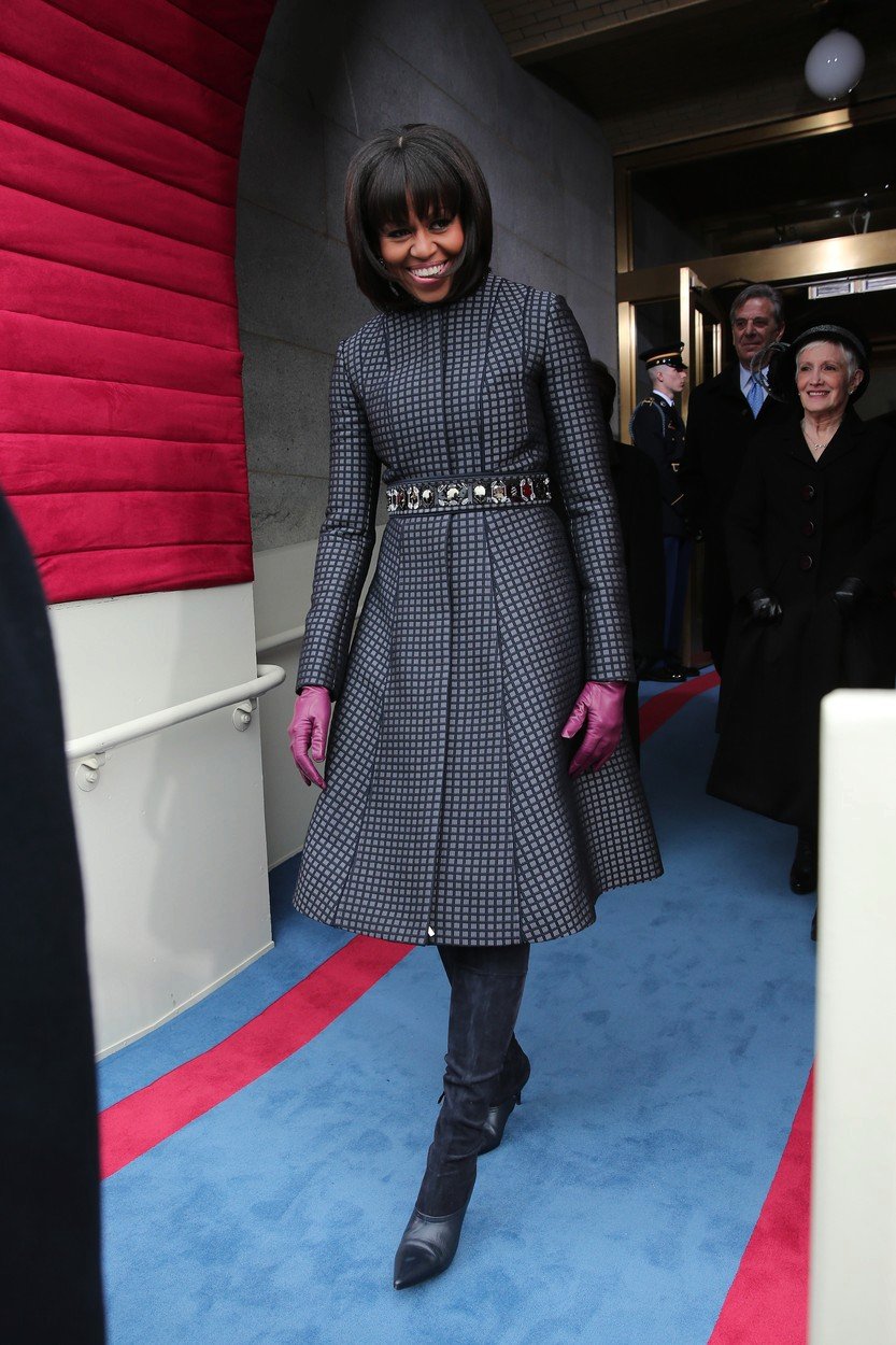 Michelle Obama roku 2013 ve Washingtonu oblékla nádherný kabát s výraznými rukavicemi a semišovými kozačkami.