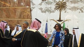 Michelle Obama si podala ruku s řadou Saudů včetně nového krále Salmána.