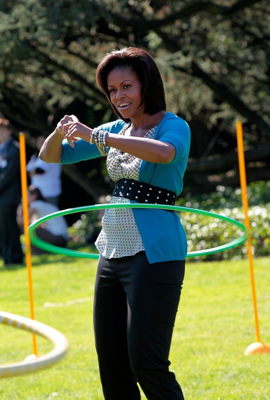 Michelle Obama pohybem zahání chmury.