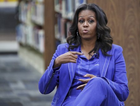 Bývalá první dáma Michelle Obamová zahájila tour, na které představuje svůj životopis Becoming.
