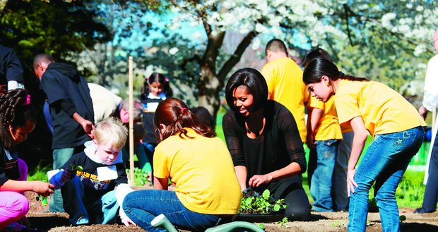 První dáma USA Michelle Obama se u Bíleho domu rozhodla s dětmi udělat zeleninovou zahrádku.